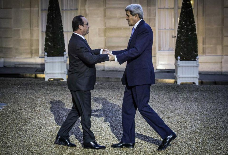 <p>Fransa Cumhurbaşkanı François Hollande (solda), ABD Dışişleri Bakanı John Kerry’i (sağda) Elysee Sarayı'nda kabul etti.</p>