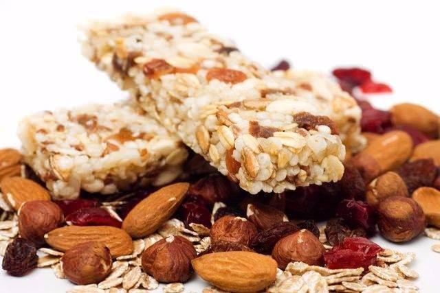 <p><strong>Granola bar</strong></p>

<p>Zararlı içerik: Şeker, mısır şurubu, sorbitol (yapay tatlandırıcı), soya yağı ve BHT</p>
