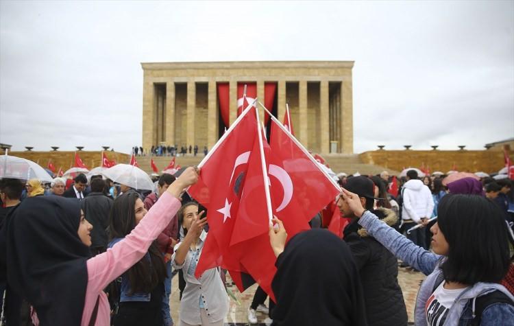 <p>19 Mayıs Atatürk'ü Anma, Gençlik ve Spor Bayramı kutlamaları çerçevesinde Anıtkabir'de tören düzenlendi. Törene Gençlik ve Spor Bakanı Akif Çağatay Kılıç da katıldı.</p>

<p> </p>
