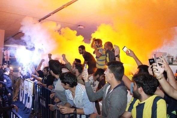<p>Fenerbahçe Başkanı Aziz Yıldırım ve teknik direktör Dirk Advocaat nezaretindeki kafile, Konya Havalimanı'nda taraftarlar tarafından meşalelerle karşılandı.</p>
