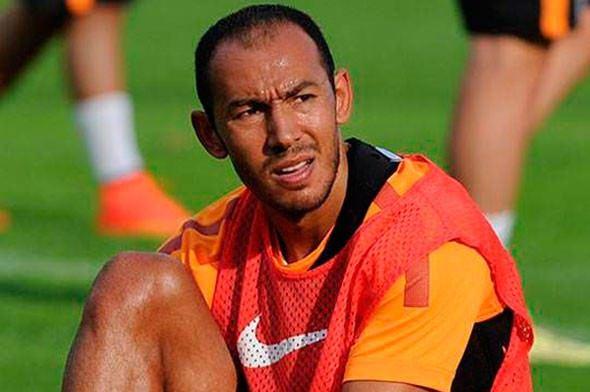 <p><strong>1 MİLYON 45 BİN EURO'YA FESHETTİ</strong><br />
<br />
Galatasaray yönetiminin başlattığı 'gençleştirme' operasyonu kapsamında gönderilmesine karar verilen ve sezon başı kampına götürülmeyen Umut Bulut, daha sonra 1 milyon 45 bin Euro (3 milyon 553 bin TL) karşılığında sözleşmesini feshedip Kayserispor'a imza attı.</p>