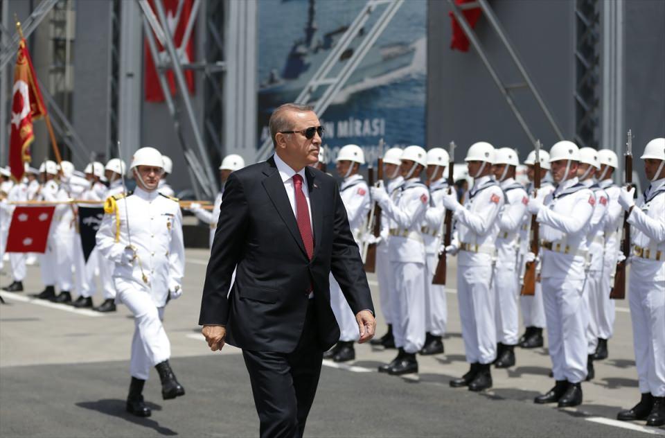 <p>Cumhurbaşkanı Recep Tayyip Erdoğan, eşi Emine Erdoğan ile İstanbul Tersane Komutanlığında düzenlenen Burgazada korvetinin denize indirilmesi ve Kınalıada korvetinin ilk kaynak törenine katıldı.</p>

<p> </p>
