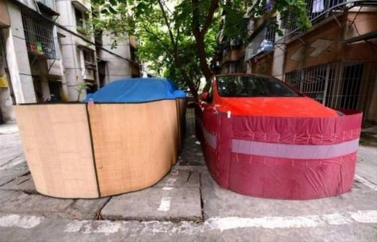 <p>Gece park ettikleri araçlarının aç kalan fareler tarafından zarara uğratılmasını önlemek için sürücüler çareyi bu şekilde bir önlem almakta bulmuş.</p>
