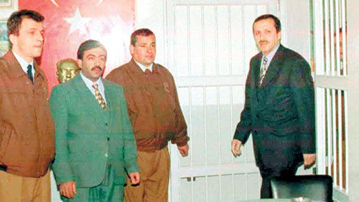 <p>1998 - Okuduğu şiirden dolayı hakkında açılan dava sonucunda 10 ay hapis ve 860.000 TL para cezasına çarptırıldı. Siyaset yasağı getirildi. "Muhtar bile olamazsın" denildi.</p>
<p> </p>