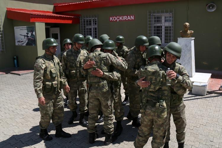 <p>Oğluyla telefonda bir süre hasret gideren anne Demir de iki oğlunun da şu an asker olduğunu ve bunun haklı gururunu yaşadığını söyledi.</p>
<p> </p>