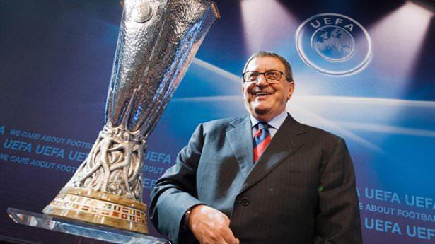 <p>Can Bartu: “Walsh ikinci yarı çok etkisiz, kendisini oyunda hiç göremiyorum” (Beşiktaş forması giyen Walsh devre arasında oyundan çıkmıştır)</p>
