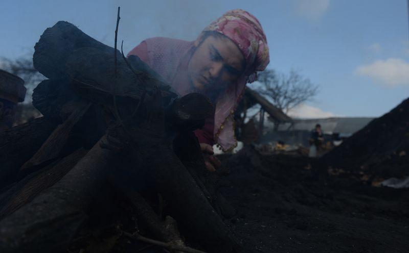 <p>Külleri temizlenerek ortaya çıkarılan kömürlerin poşetlenmesiyle tamamlanan bu zorlu işlemin ardından elde edilen birinci kalite odun kömürlerini, büyük firmalar alıyor.</p>

<p> </p>
