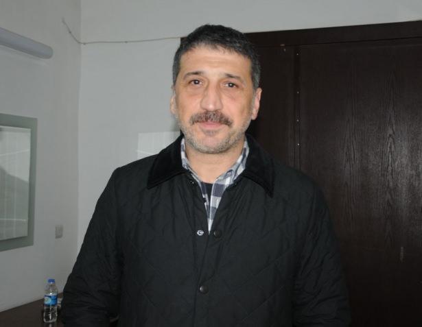 <p><strong>Cem Davran</strong></p>
<p>Her şey kötü, her yer ölüm, bütün sayılar kanlı. Kime ne desin o anneler, babalar Üzülmek eksik artık.</p>