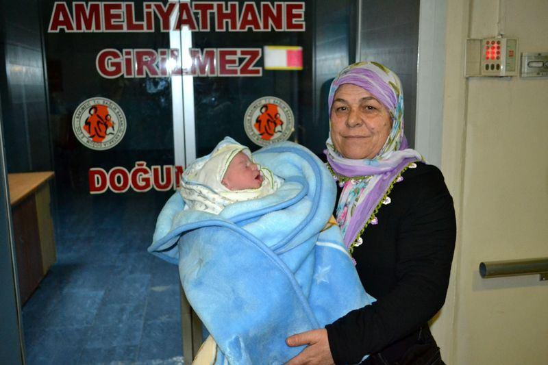 <p> Hatay Kadın Doğum ve Çocuk Hastalıkları Hastanesinde gerçekleşen doğumda bebeği ameliyathane önünde kucağına alan baba anne Emel Kuzuluk, çok mutlu olduğunu belirterek, torununun vatana ve millete hayırlı bir evlat olmasını diledi.</p>