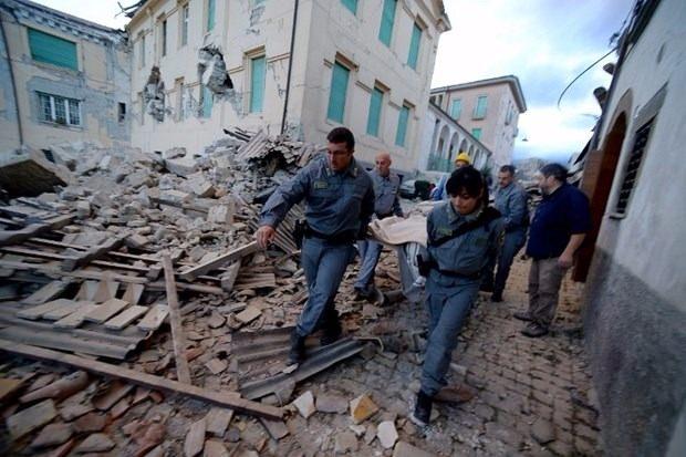 <p>İtalyan yetkililer, şiddetli depremde 6 kişinin hayatını kaybettiğini ve çok sayıda vatandaşın da enkaz altında kaldığını bildirdi. Başkent Roma’da ise bazı binaların 20 saniye boyunca sallandığı ifade edildi.</p>

<p> </p>
