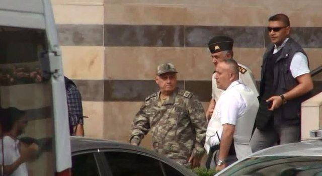 <p>Bu sırada hem Orgeneral Hulusi Akar’ı hem de kuvvet komutanlarını rehin alarak TSK’nın emir-komuta zincirini kırdı. Darbecilerin emirleri, tüm birliklere “Genelkurmay’ın emri” aldatmacasıyla geçilirken, 1. Ordu Komutanı Orgeneral Ümit Dündar duruma el koydu. </p>
<p> </p>