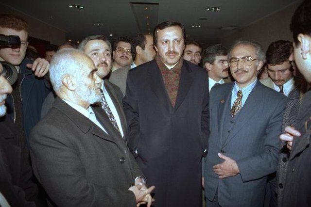 <p>27 Mart 1994 - Refah Partisi'nden İstanbul Büyükşehir Belediye Başkanı oldu.</p>

<p> </p>
