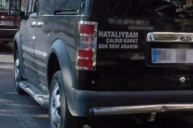 <p>Arabanın arkasına 'hatalıysam ara'yazıp numarayı vermemektir.</p>
<p> </p>