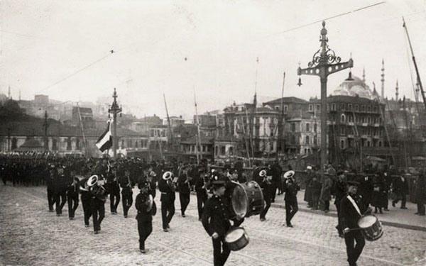 <p>İşgal gemisi bandosu ve denizciler Galata Köprüsünden geçerken. Şubat 1920</p>

<p> </p>
