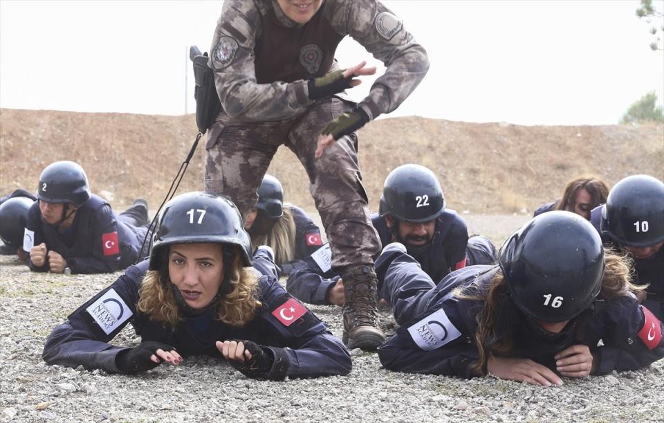 <p>İki haftalık zorlu eğitimi başarıyla tamamlayan kursiyerlere uluslararası geçerliliği olan sertifika verilecek.</p>
<p> </p>