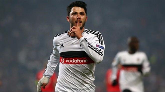 <p><strong>TOLGAY ARSLAN</strong><br />
<br />
Beşiktaş'ın geçtiğimiz sezon devre arasında Hamburg'tan kadrosuna kattığı Tolgay Arslan, çok iyi bir yıl geçirmiş ve kısa sürede taraftarın sevgilisi haline gelmişti.</p>
