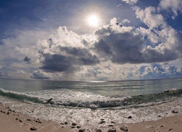 <p><strong>10. Kiribati</strong><br />
<br />
Başkenti Bairiki olan Kiribati, Büyük Okyanus’un ortasında bulunan ve takımadalardan oluşan bir ülke. En yüksek noktası deniz seviyesinin 2 metre üstünde bulunan Kiribati’nin doğu ucu uluslararası gün çizgisine sınır olduğundan, dünyada yeni güne ilk başlayan ülke olması özelliğine sahip. Dünya haritasında görebilmeniz için büyüteç kullanmanızı gerektirecek ülkeye Japonya’dan direkt ulaşım bulunuyor.</p>

<p> </p>

<p> </p>
