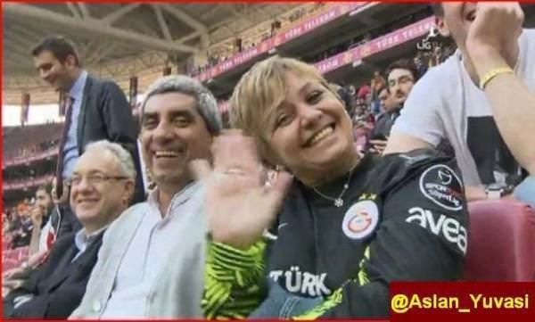 <p>-Allah sizden razı olsun tuttuğunuz altın olsun. Muslera gibi birini dünyaya getirdiğiniz için. Bi tane de sağ bek yapaydınız keşke</p>