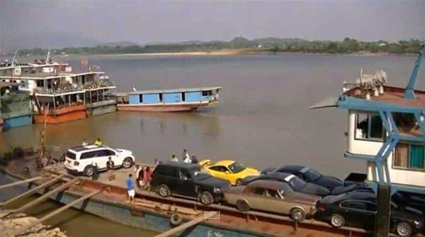 <p>Lüks otomobiller Çin'de feribot benzeri bir deniz aracıyla böyle taşınıyor.</p>
<p> </p>