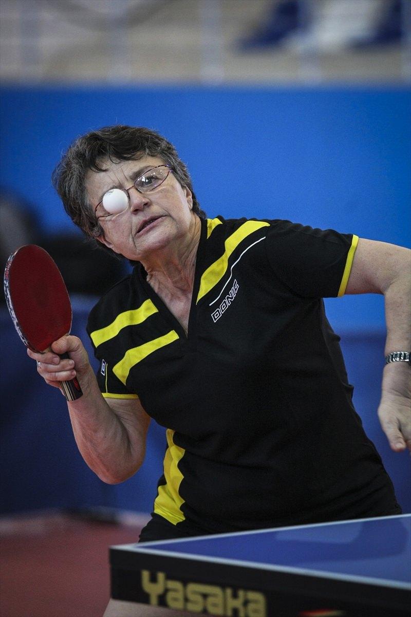 <p>Fransız masa tenisi takımı ALCL TT Grand - Quevilly'nin sporcusu Lecorvec Carletto, 70 yaşında olmasına karşın aktif sporculuk kariyerini sürdürürken, en az 10 yıl daha çok sevdiği masa tenisiyle uğraşmayı hedefliyor. </p>