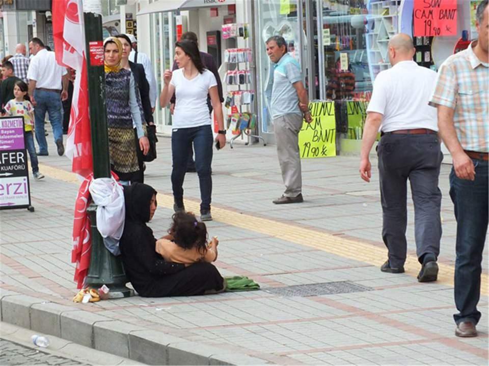 <p>Dilencilerin kucağında uyuyan bebeğe sakın şefkat ile bakmayın. Bu korkunç gerçeği görün! İşte artık bu yazıyı okuduğunuz için dilencilerin kucağındaki çocukların neden sürekli uyuduğunu biliyorsunuz.</p>

<p> </p>
