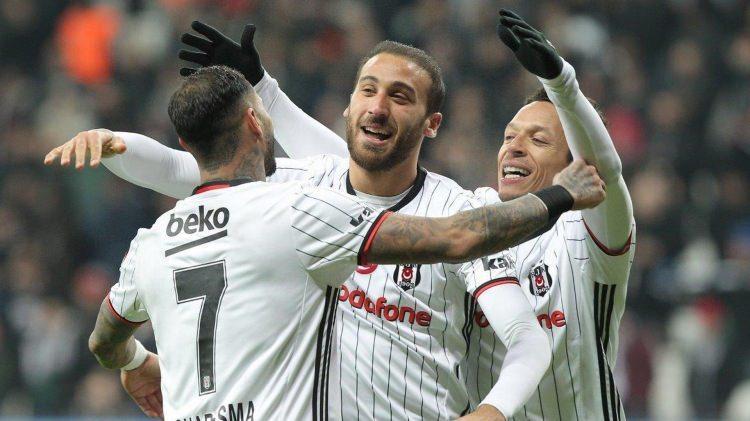 <p>Süper Lig: Beşiktaş<br />
<br />
(Süper Lig'de 59 Yıl)</p>
