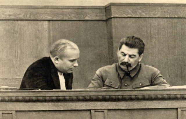 <p>O çok meşhur "Bir kişinin ölümü trajedi, milyonların ölümü istatistiktir" sözü söylendiği gibi kendisi tarafından değil Alman yazar Kurt Tuholski'ye aittir.</p>