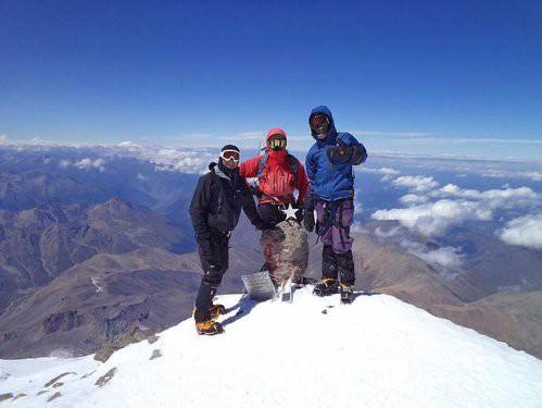 <p>Elbrus Dağı Kafkas sıra dağlarında yer alan bir volkan ve 5,642 m yüksekliğinde.</p>