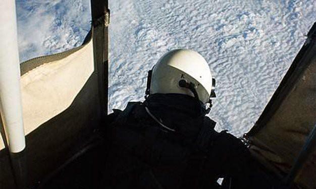 Atlayıştan önce. Kittinger bu durumu, "Kendimi tamamen yalnız hissettim, herhangi bir yardımın erişebileceği noktanın çok çok uzağındaydım" şeklinde özetliyor.