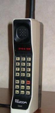 <p>DynaTAC 800x marka kablosuz telefon 1983'te piyasaya sürüldü. 3995 dolara satılan bu telefonların konuşma süresi 30 dakika, şarj süresi ise 8 saatti.</p>