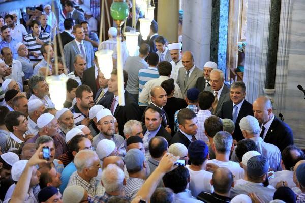 Caminin restorasyon çalışmalarında görev alan kadınlarla sohbet eden Gül, hatıra fotoğrafı çektirdikten sonra incelemelerine devam etti. Kütüphane ve Fatih Sultan Mehmet Han Türbesi’nde de incelemelerde bulunan Gül, türbede bir süre dua etti.