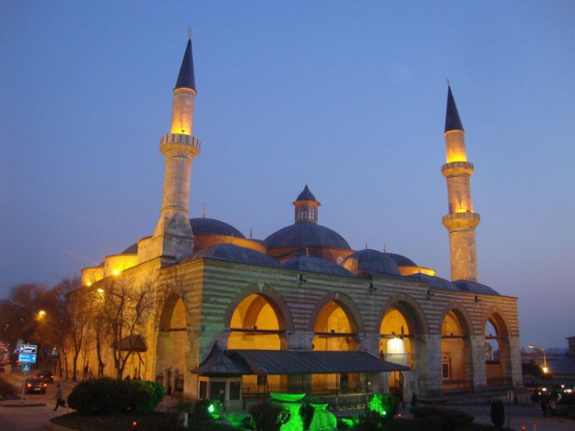 <p> Tarihi gelenek sürdürülüyor Güneren, Osmanlı Devleti'nde Edirne'de, padişahların Eski Cami'de kılıç kuşanarak tahta çıkış geleneğinin, günümüzde, cuma ve bayram hutbelerinin kılıç kuşanarak okutulmasıyla sürdürüldüğünü söyledi.</p>