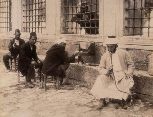 <h2>Nargile içen adam.</h2>