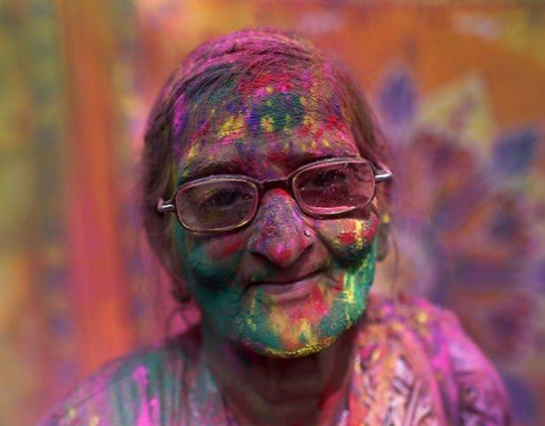 <p>Holi festivalinde renklerle boyanmış yaşlı bir kadın...</p>
<p>Hindistan</p>