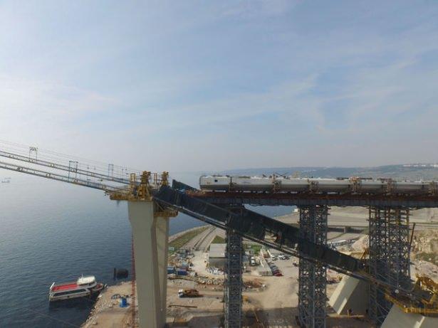 <p>Demirtaş, proje kapsamında körfezde ada oluşturulacağına işaret ederek, "İzmir'in içinde denize girilemiyor. Bu ada, özellikle orta ve dar gelirlilerin denize girebileceği, plajların oluşturulabileceği, inanılmaz güzel ve ender yerlerden biri haline gelebilir" dedi.</p>