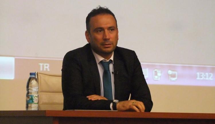 <p>ERTEM ŞENER<br />
<br />
​Oyuncular saha kenarında ısına ısına buharlaştı.</p>
