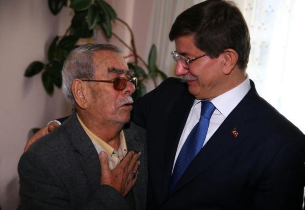 <p>Başbakan Davutoğlu, kendisine sevgi gösterisinde bulunan bir vatandaşı evine sürpriz bir ziyarette bulundu. Ziyarette duygulu anlar yaşandı.</p>
