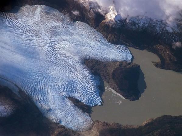 Grey Buzulu, Şili Şili ve Arjantin’in Güney Patagonya Buz Alanı’nda 1996 yılında yapılan ölçümlerde, buzul yapının kapladığı alan 270 kilometre kareydi. ISS’deki astronotlar tarafından 2007 yılında bu fotoğraf çekildiğinde, buzul önemli derecede erimişti. Doğal renkli fotoğrafta, Grey Buzulu solgun görünse de, bu durum, buzun kırmızı dalga boylarının emmesi ve mavi rengi yaymasından kaynaklanıyor. Buzulun mavi görünen kısımlarında, yeraltı çatlakları ve buzul akışı nedeniyle tepelere nazaran daha fazla bir yoğunluk söz konusu.