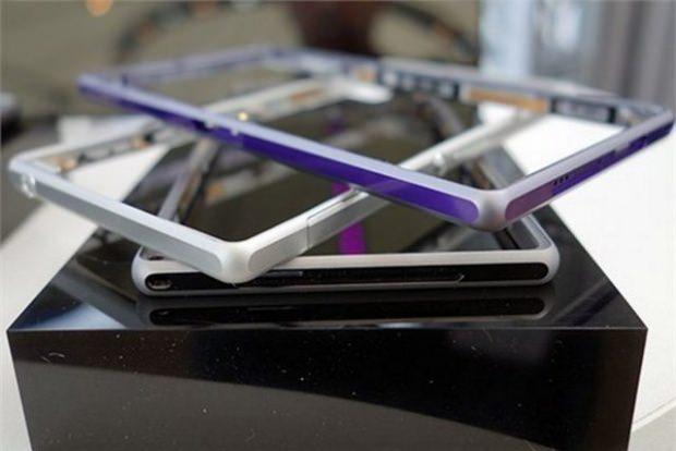 <p>Sony Xperia Z1 Cihazın metal çerçeveleri şık görünümüne katkı sağlıyor.</p>
