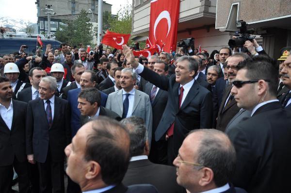 <p>KENAN Evren’in 1984 yılında ziyaret ettiği Muş’a, 29 yıl sonra gelen Cumhurbaşkanı Abdullah Gül, coşkuluyla karşılandı.Muş'ta vatandaşların yoğun ilgisi gözlerden kaçmadı.</p>