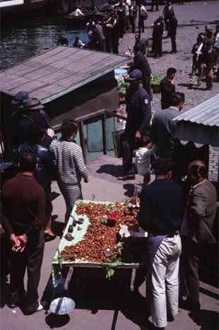 <p>Indiana Üniversitesi, Charles W. Cushman fotoğraf koleksiyonundan eski İstanbul fotoğrafları çıktı. Günümüze kıyasla daha tenha görülen İstanbul'un bu fotoğrafları 1965 yılında çekilmiş.</p>