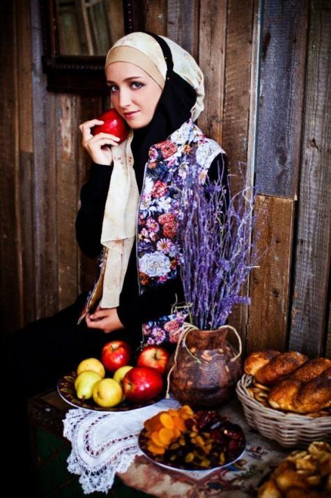 2000’li yıllarda aktif bir şekilde gelişmeye başlayan İslami tarz, Rusya’da kendine has farklı bir karaktere sahip. İslami moda endüstrisi, genellikle, çağdaş Müslüman kadının ihtiyaçlarını ilk elden bilen genç ve iddialı tasarımcılarla temsil ediliyor. Çalışmalarının başlıca akidesi stil, pratiklik, eşsizlik ve özgünlüktür.