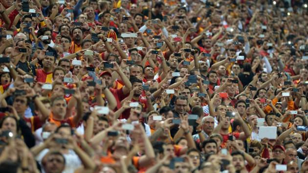 <p>Onur Akay: Galatasaray, formasında Türk bayrağı taşıyıp ülkesini temsil ederken, gol yediğinde bir Fenerbahçeli olarak sevinmedim üzüldüm.</p>