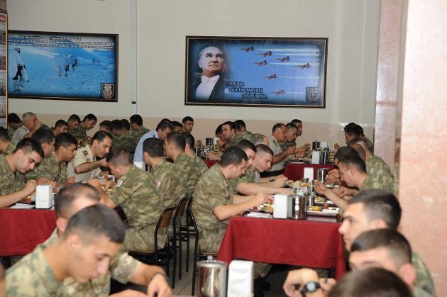 <p>Fotoğraflarda askerlerle aynı masaya oturan Genelkurmay Başkanı Orgeneral Necdet Özel'in onlarla sıcak bir şekilde sohbet etmeleri dikkat çekiyor.</p>