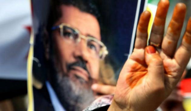 <p><strong>RABİA İŞARETİ, MISIR'DAKİ DİRENİŞİN SEMBOLÜ</strong><br />Arapça "dördüncü, dört" anlamına gelen "Rabia" kelimesi, Mısır'da darbe karşıtı direnişin sembolü oldu.</p>