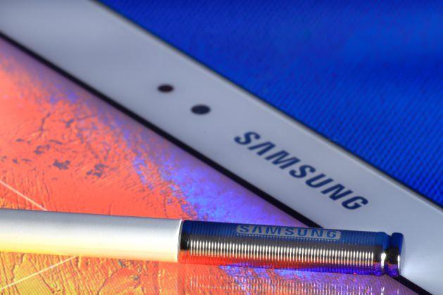 <p>Donanım ve yazılım olarak Galaxy Note 3'e fazlasıyla benzeyen 10.1, aslında Galaxy serisinin birçok modelinden izler taşıyan bir cihaz. Samsung mühendislerinin özellikle performans açısından fazlasıyla açıkları kapatmış olduğu 10.1, ön panelindeki tuşlarda Galaxy Tab 3 10.1'in aynısı bir tasarım taşıyor.</p>