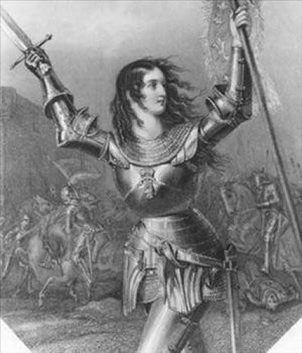 Jeanne d'Arc 1412-1431 Fransa’nın en vatansever kadını üstüne zırhları geçirip ülkesini İngiltere’ye karşı korumak için Tanrı’dan vahiy geldiğini söyledi. Tüm ülkede Yüzyıl Savaşlarının sembolü oldu. Sonunda din adamları tarafından yakıldı ama ölümünden 400 yıl sonra Vatikan onu Azize ilan etti.