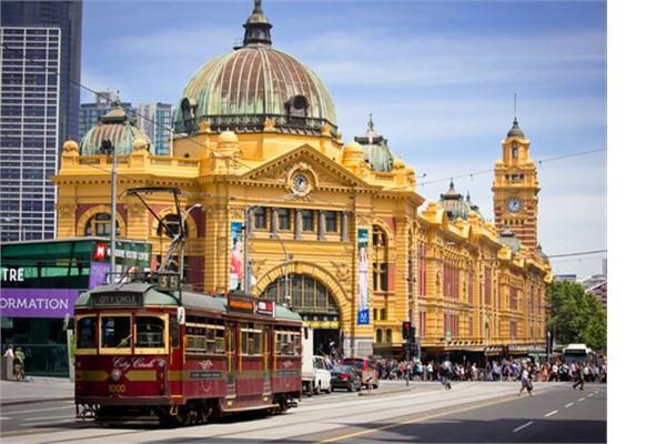 <p><strong>5- Melbourne</strong><br />Avustralya’da yerel kurun etkisiyle Melbourne de Sydney gibi son dönem yaşam maliyetinin fazlasıyla yükseldiği şehirler arasına girdi. Melborne’de bir somun ekmek 4,87 dolar, bir litre süt 2 dolar,üç ya da dört kişilik yemek 794,85 dolar.</p>