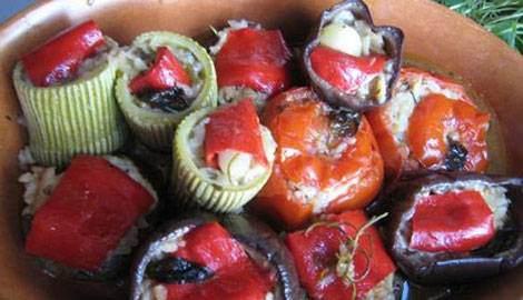 İkinci tur, tavuk veya hindi fırını ile başlardı. Bunlar, fıstıklı, üzümlü, kestaneli ciğerli, katılı ve baharlı ala iç pilavı ile doldurulmuş bulunurdu. Bundan sonra bol etli mevsim sebzeli, yine mevsimine göre zeytinyağlı barbunya enginar, imambayıldı, taze veya çalı fasulye vb. yemekler gelir, nihayet ortaya kat kat bıldırcınlı, beyinli halis amberbu pirinçten, mutlaka Vakfıkebir yağı ile pişmiş tepeleme pilav tepsisi gelirdi. Ziyafet geleneksel olarak en sonra "arz-ı endam" eden cevizli, fıstıklı veya kaymaklı baklava ile son bulurdu