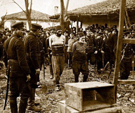<p>Elleri arkalarında bağlanan Türkler düşman askerleri tarafından idama götürülürken görülüyor.</p>